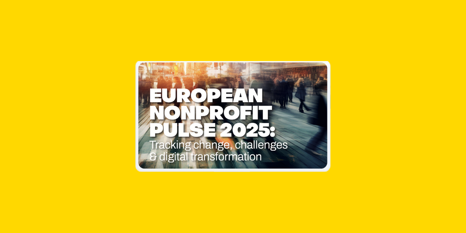 Image représentant une foule de gens marchant dans la rue, avec effet flou brouillard, et avec titre de l'étude : European Nonprofit Pulse 2025.