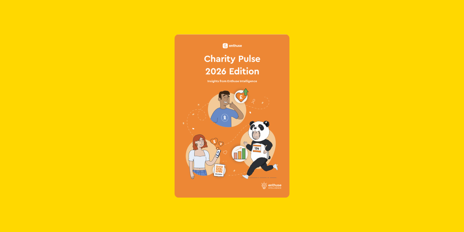 Couverture orange du rapport “Charity Pulse 2026 Edition” par Enthuse. Illustration de trois personnages liés à la collecte de fonds : un homme portant un t-shirt avec un ruban solidaire, une femme scannant un QR code “Donate” avec son téléphone, et une personne déguisée en panda courant avec un dossard.